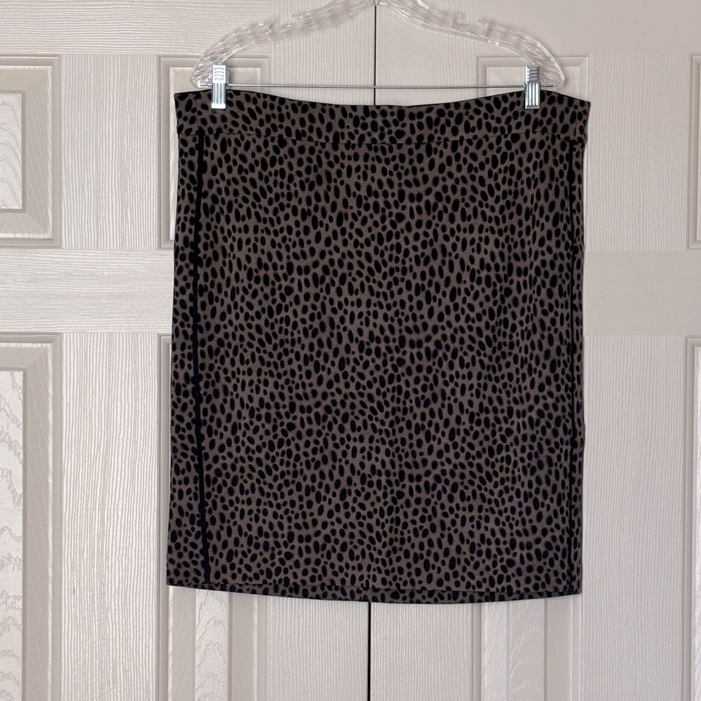 Ann Taylor Grey & Black Dot Print Knit Pencil Skirt